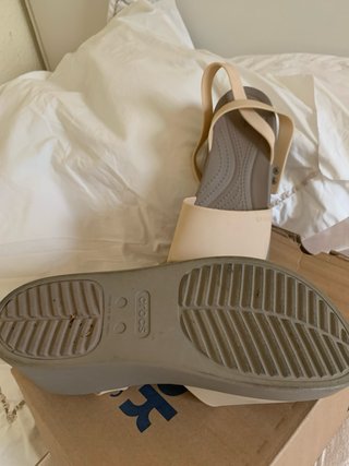 Sandalias Crocs Beige y Gris Mujer