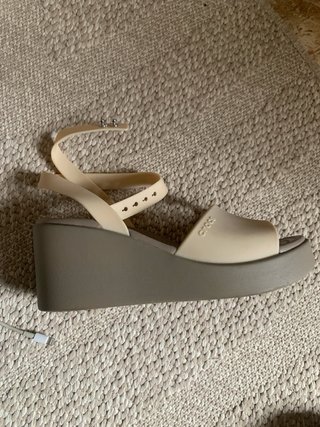Sandalias Crocs Beige y Gris Mujer