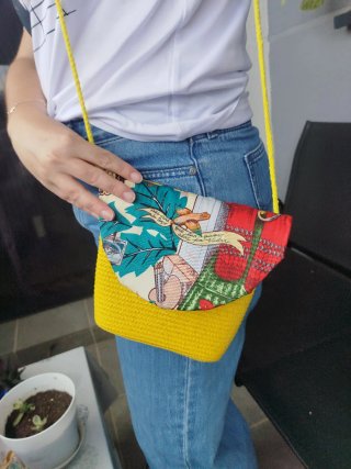 Bolso tejido amarillo con estampado
