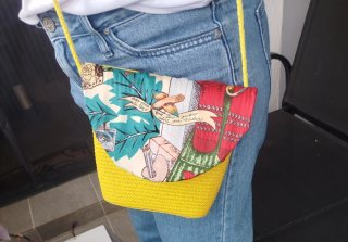 Bolso tejido amarillo con estampado