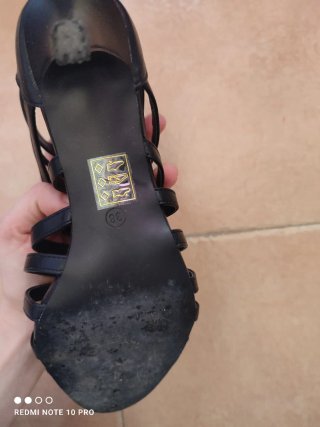 Sandalias de tacón negras con detalles