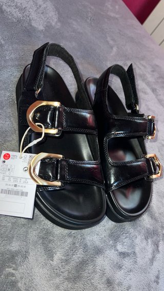 Sandalias Stradivarius negras hebillas doradas T38