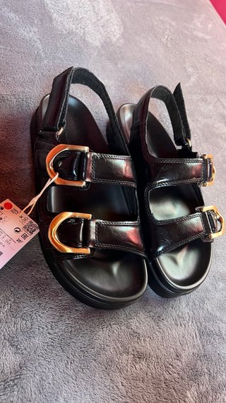 Sandalias Stradivarius negras hebillas doradas T38