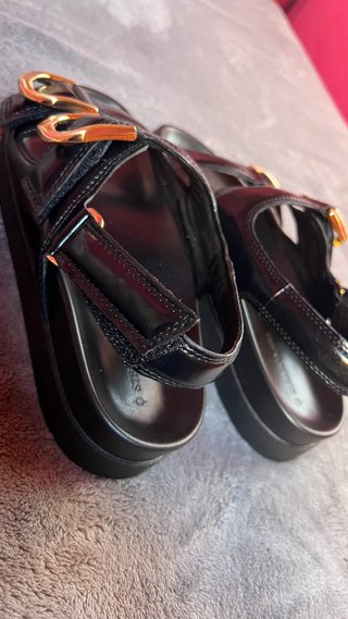 Sandalias Stradivarius negras hebillas doradas T38