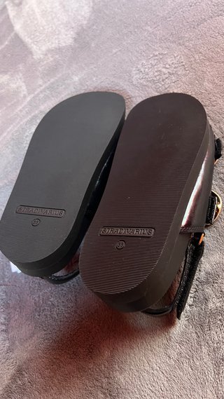 Sandalias Stradivarius negras hebillas doradas T38