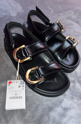 Sandalias Stradivarius negras hebillas doradas T38