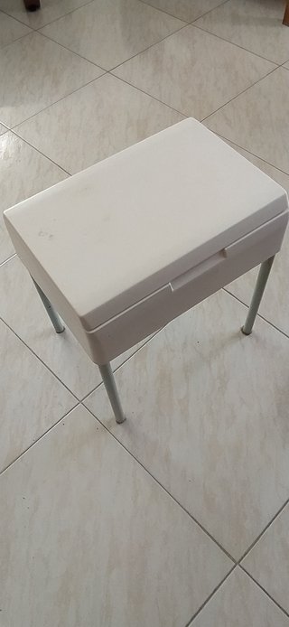 Tamburet per lavabo. Taburete baño, con almacenaje