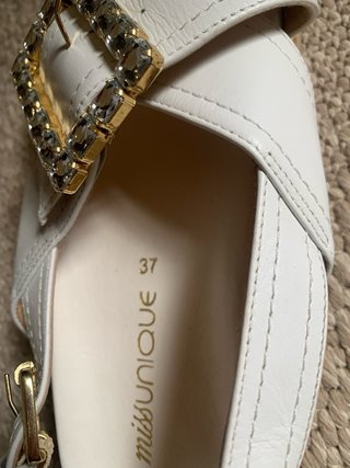 Sandalias blancas mujer con detalle dorado