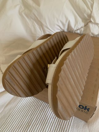 Sandalias blancas mujer con detalle dorado