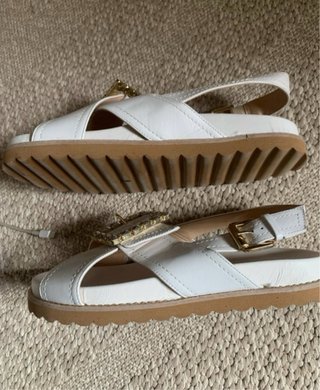 Sandalias blancas mujer con detalle dorado