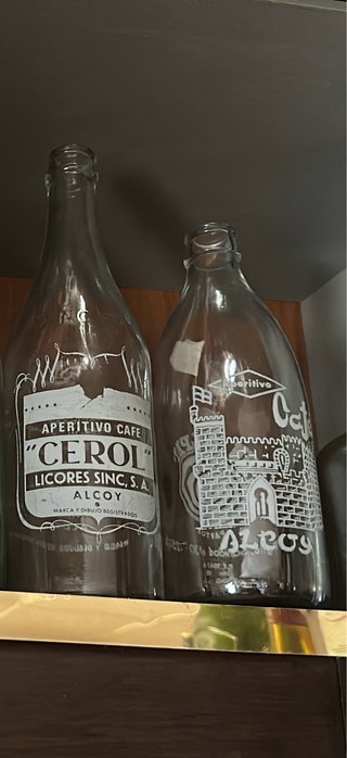 Vecchie bottiglie di liquore al caffè Pastor y Cerol