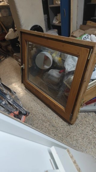 Ventana de madera con doble cristal.
