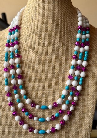 Collana multistrato fucsia, turchese e bianca.