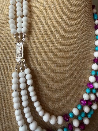 Collana multistrato fucsia, turchese e bianca.