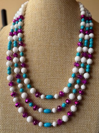 Collana multistrato fucsia, turchese e bianca.