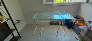 Mesa de cristal con diseño de palabras