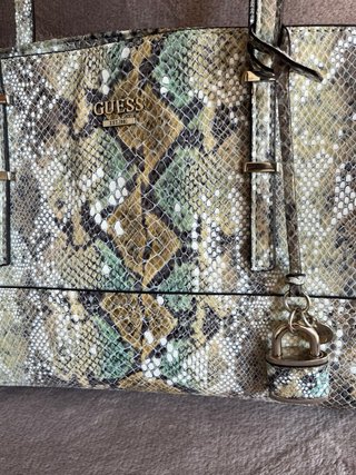 Bolso Guess estampado serpiente