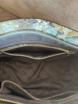 Bolso Guess estampado serpiente