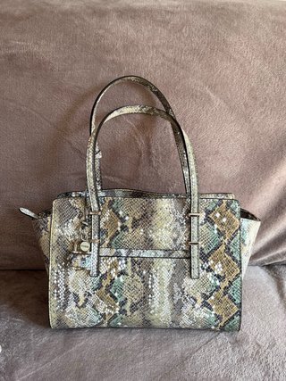 Bolso Guess estampado serpiente