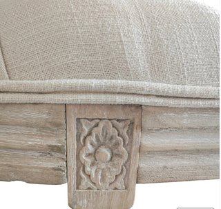 Banco a forma di mezzaluna in piedi al letto