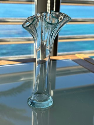 Lote 3 adornos: jarrón cristal, oveja cerámica