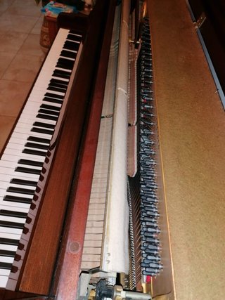 Piano Vertical Yamaha Marrón