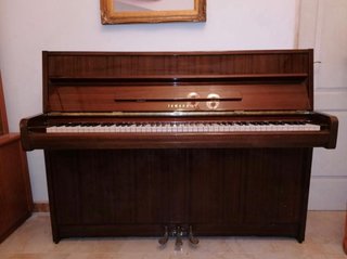 Piano Vertical Yamaha Marrón