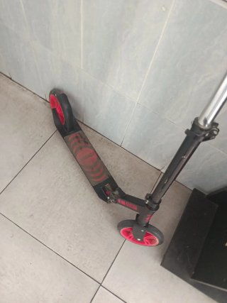 Patinete infantil negro y rojo