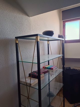 Estanterías de cristal con estructura metálica.