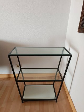 Estanterías de cristal con estructura metálica.