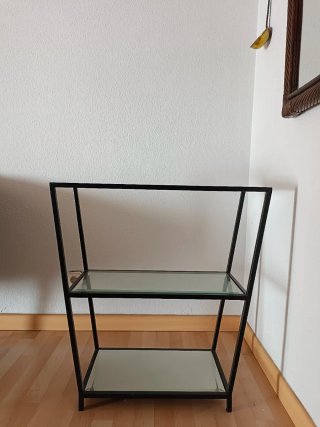 Estanterías de cristal con estructura metálica.