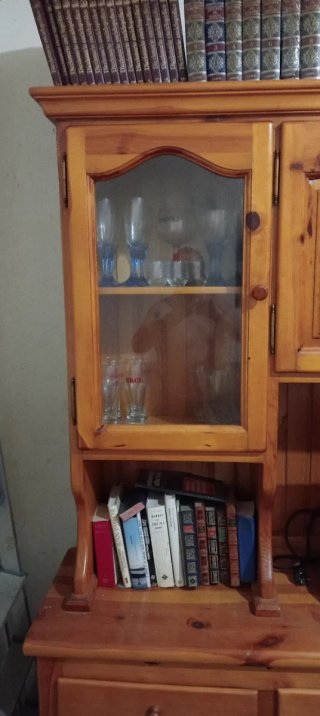 Mueble de madera con vitrina y cajones,