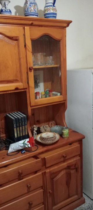 Mueble de madera con vitrina y cajones,