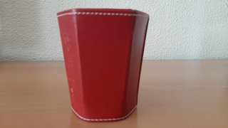 Cubo lapicero de piel rojo