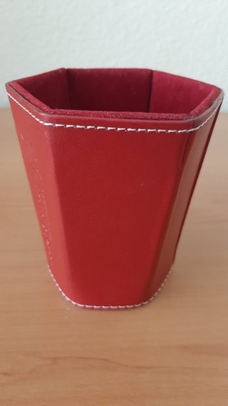 Cubo lapicero de piel rojo