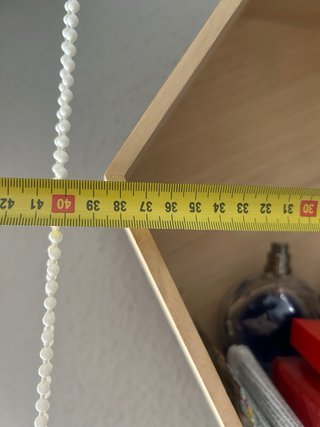 Estanterías hexagonales de madera y metal