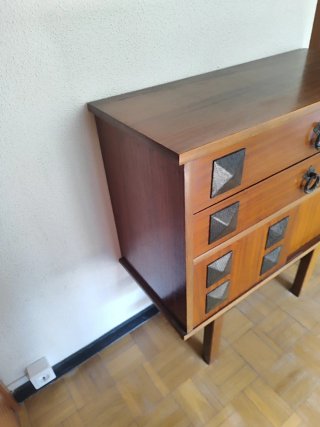 Cómoda de madera con cajones y puertas