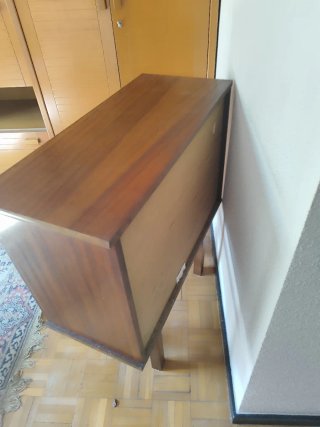 Cómoda de madera con cajones y puertas