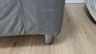 Sofá gris con cojines verdes
