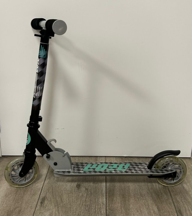 Patinete infantil negro y gris