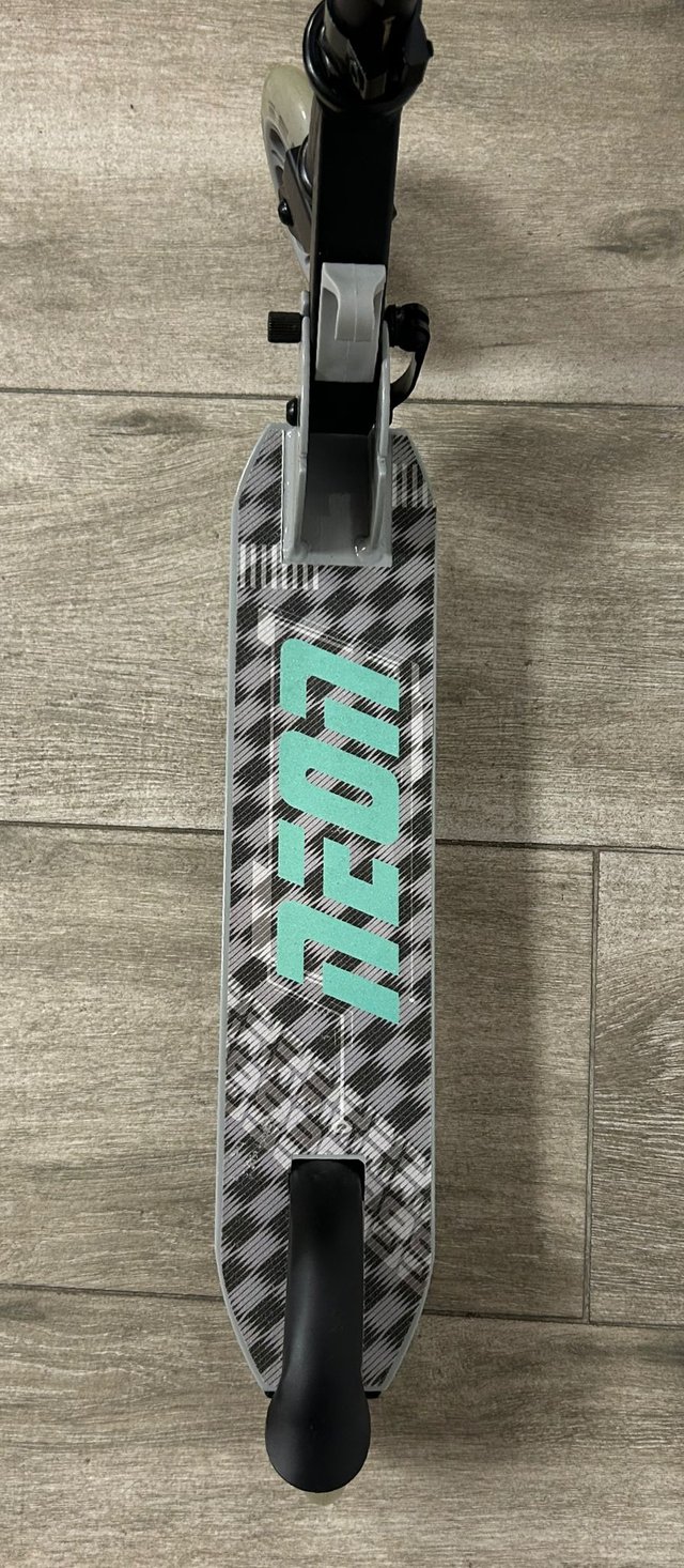Patinete infantil negro y gris