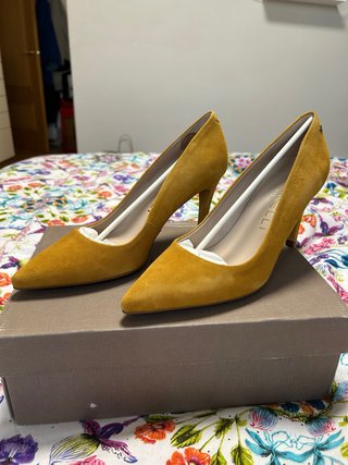 Zapatos de tacón Martinelli mostaza
