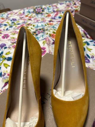 Zapatos de tacón Martinelli mostaza