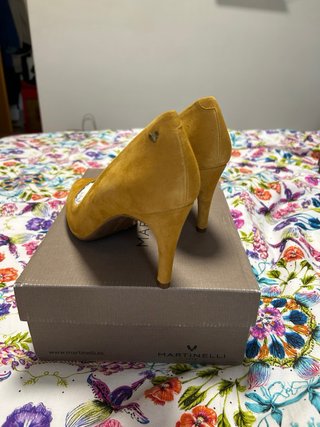 Zapatos de tacón Martinelli mostaza