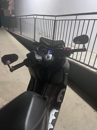 Yamaha Xmax 125 - 17000 km cúpula deportiva