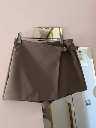 Falda pantalón con hebilla marrón