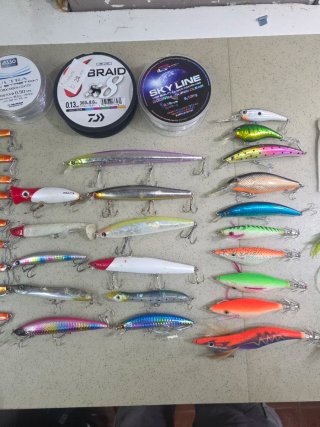 Señuelos de pesca variados