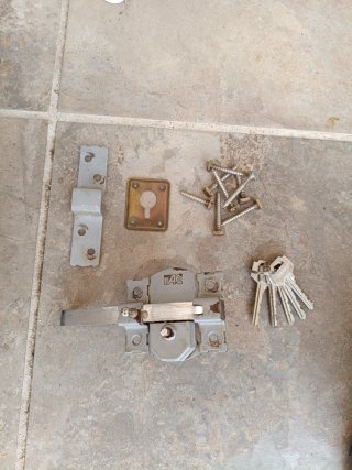 Cerrojo FAC con 5 llaves y tornillos