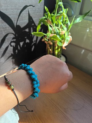 Pulceras hechas con piedras naturales y elástico