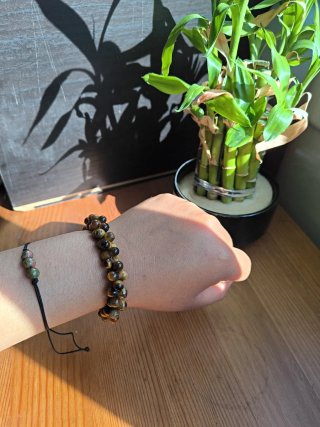 Pulceras hechas con piedras naturales y elástico